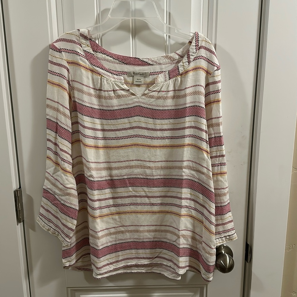 Ariat blouse with cute neck line and 3/4 sleeve in great condition size medium